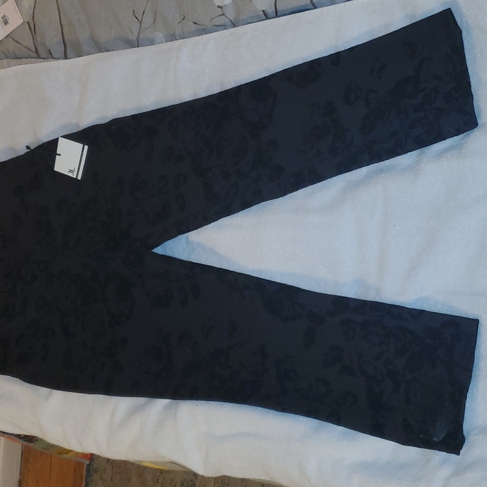 Jules and Leopold pull on pant